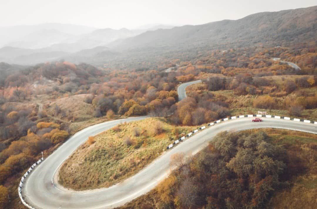 Kaheti'nin sonbahar tepeleri arasında kıvrımlı bir yol