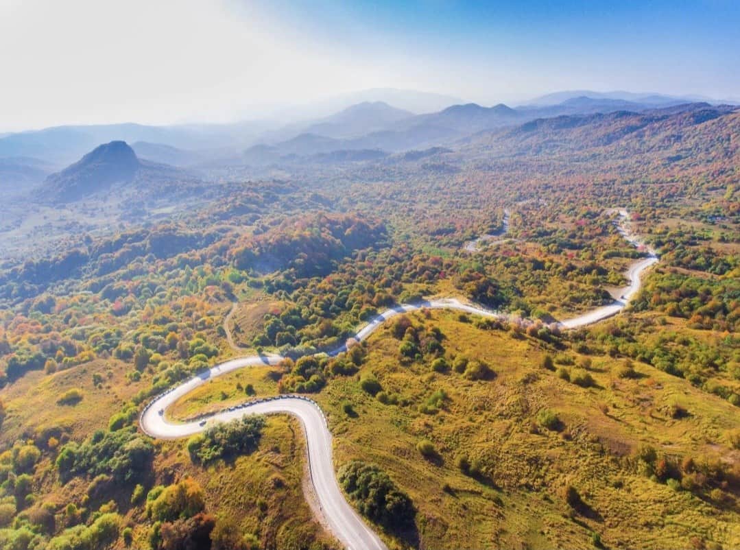 Kaheti'nin sonbahar tepelerinde kıvrılan bir yol