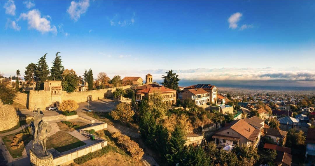 Telavi'de eski kale surları ve atlı heykel, ötesinde Alazani Vadisi