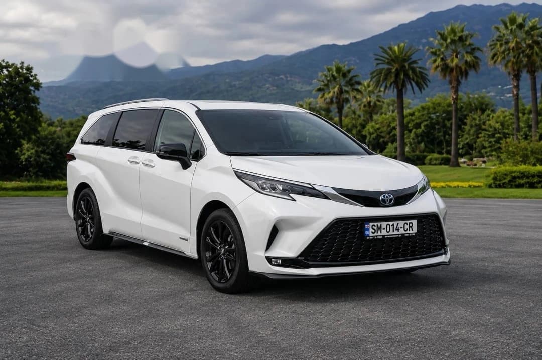 Аренда TOYOTA SIENNA HYBRID 2022