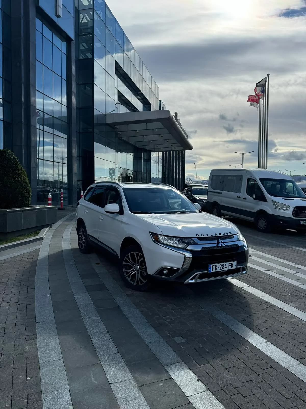 استأجر MITSUBISHI OUTLANDER